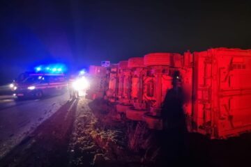Autotren încărcat cu cereale, răsturnat pe centura Rădăuților