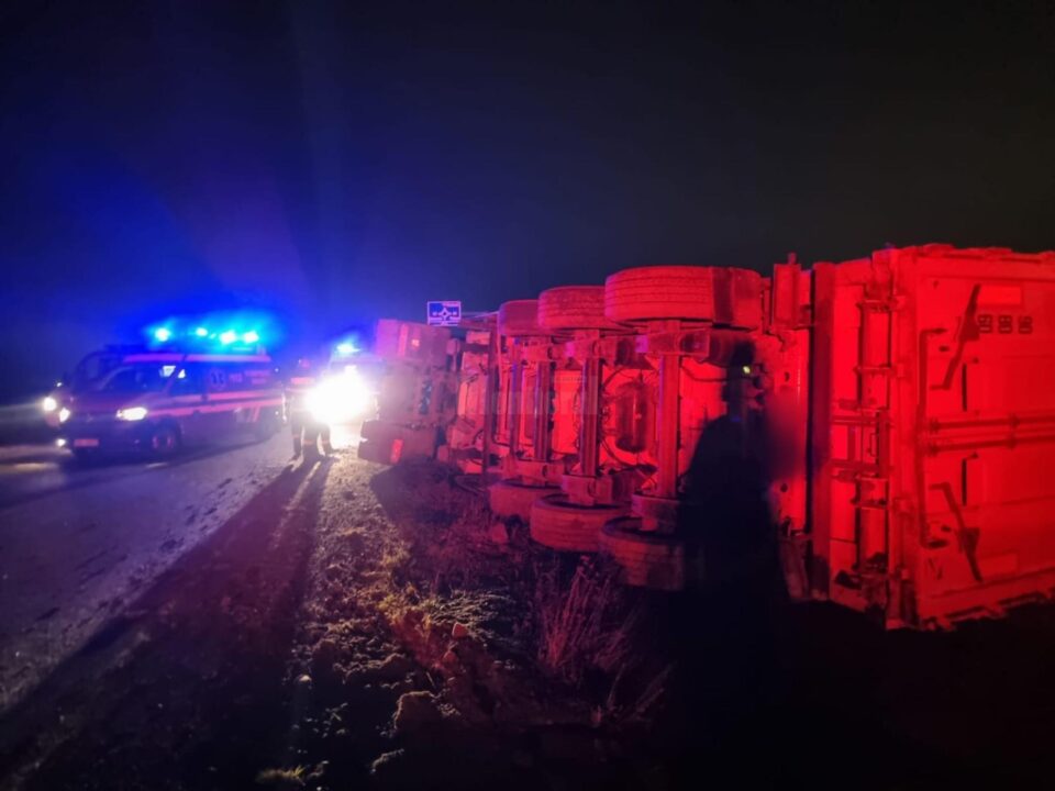 Autotren încărcat cu cereale, răsturnat pe centura Rădăuților
