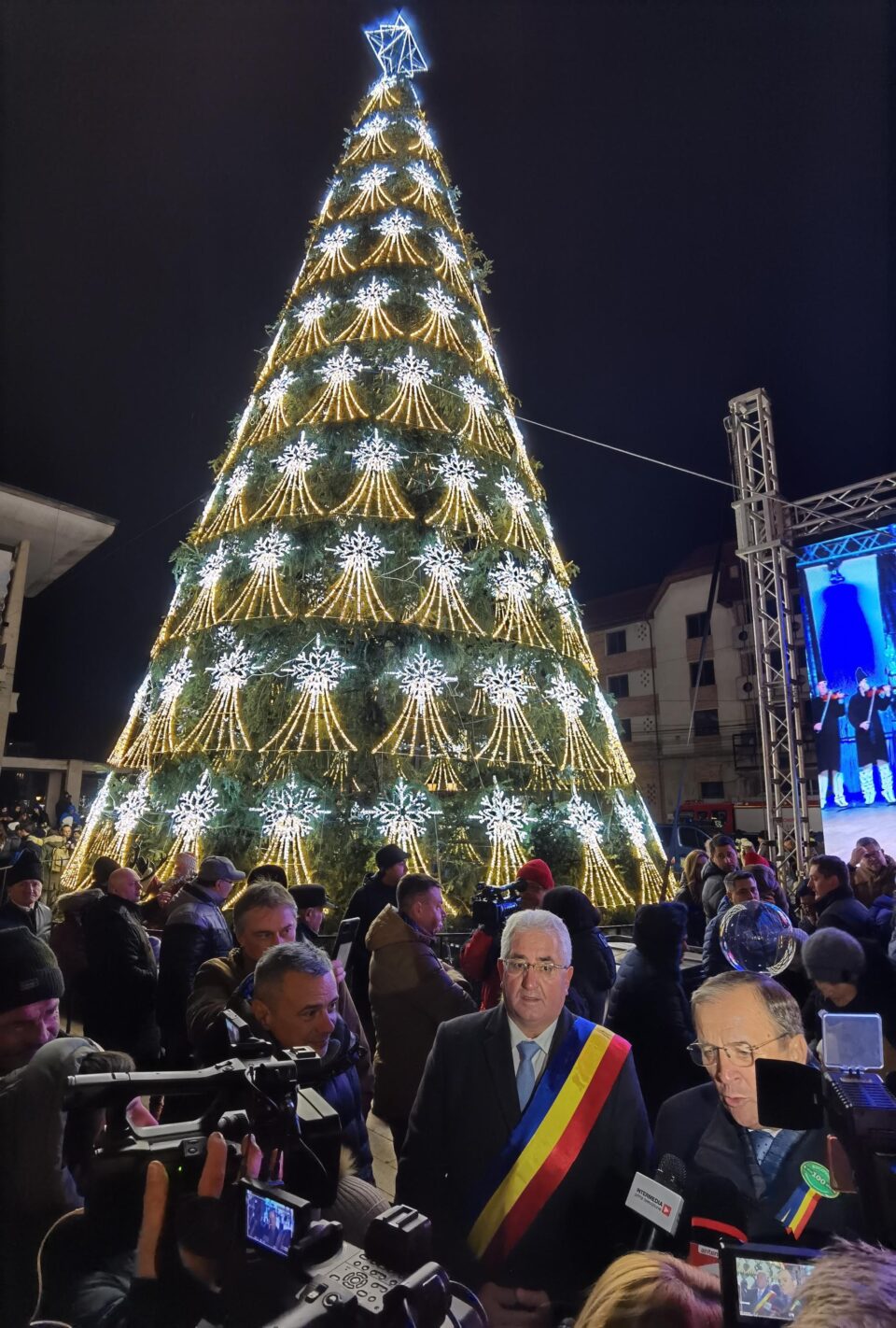 Aprinderea luminilor în bradul din centrul Sucevei, moment de mare sărbătoare, de Ziua Bucovinei