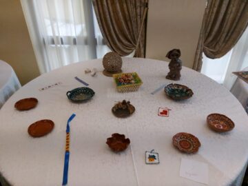 Expoziție cu obiecte confecționate de beneficiarii centrelor sociale sucevene