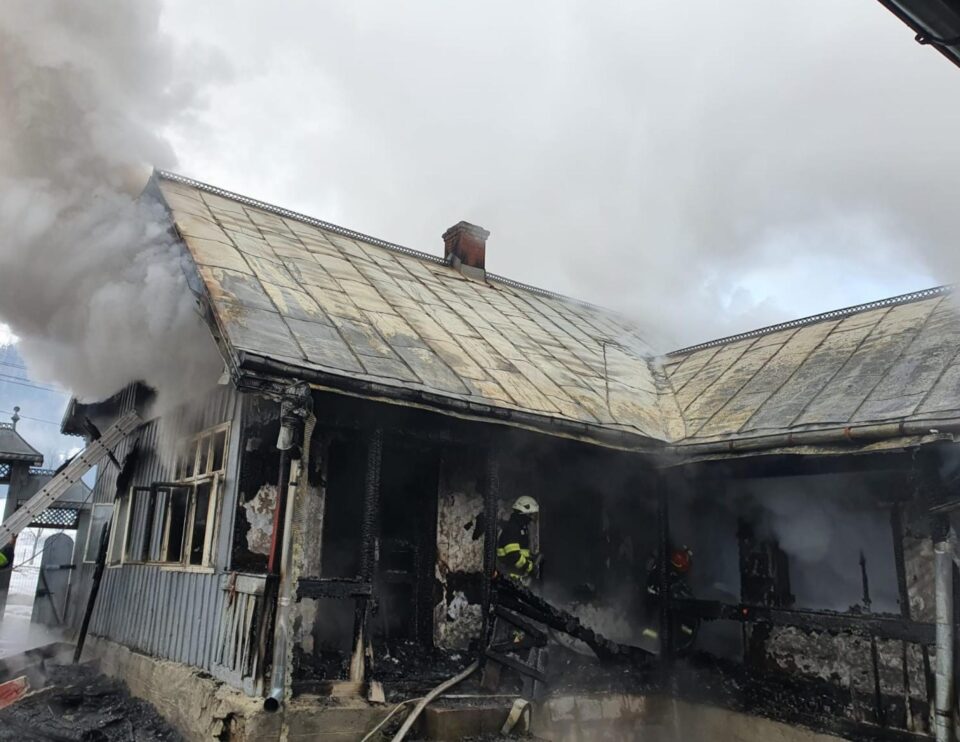 Casa distrusă de incendiu