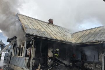 Casa distrusă de incendiu