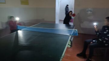 Cum joacă copiii tenis de masă la Școala Oprișeni