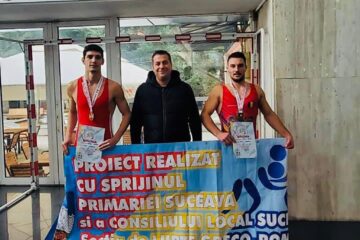 Antrenorul Daniel Ciubotaru, alături de medaliații Codruț Ștefanachi și Andrei Agache
