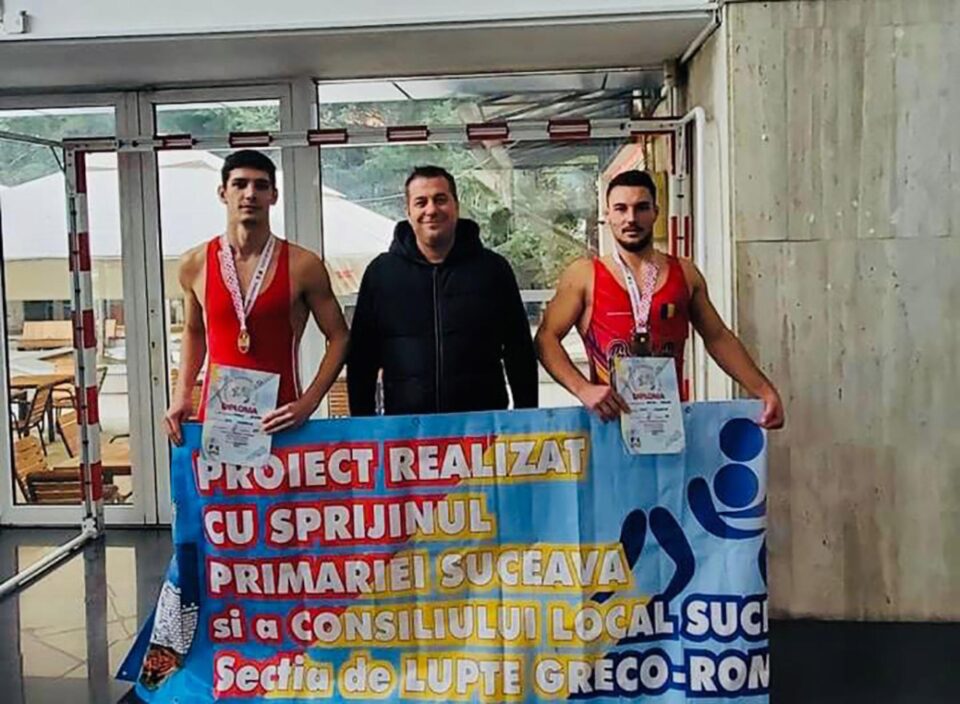 Antrenorul Daniel Ciubotaru, alături de medaliații Codruț Ștefanachi și Andrei Agache Antrenorul Daniel Ciubotaru, alături de medaliații Codruț Ștefanachi și Andrei Agache