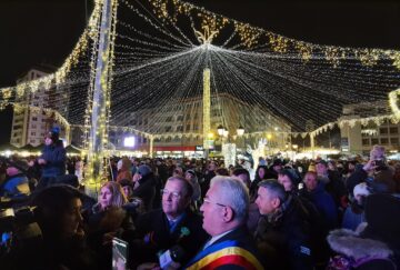 Aprinderea luminilor în bradul din centrul Sucevei, moment de sărbătoare pentru mii de oameni