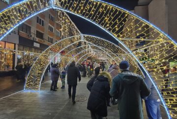 Aprinderea luminilor în bradul din centrul Sucevei, moment de sărbătoare pentru mii de oameni