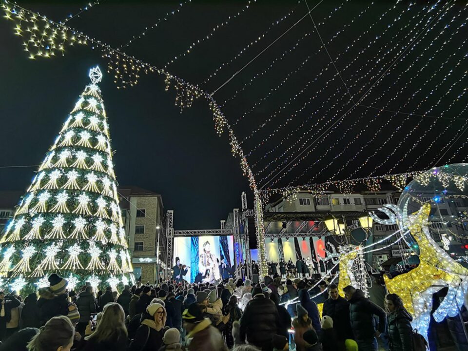 Aprinderea luminilor în bradul din centrul Sucevei, moment de mare sărbătoare, de Ziua Bucovinei Aprinderea luminilor în bradul din centrul Sucevei, moment de mare sărbătoare, de Ziua Bucovinei