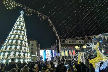 Aprinderea luminilor în bradul din centrul Sucevei, moment de mare sărbătoare, de Ziua Bucovinei