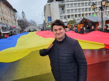 Tinerii din PNL au purtat peste centrul Sucevei un imens Drapel al României pentru a marca Ziua Bucovinei