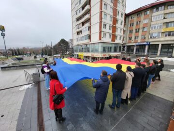Tinerii din PNL au purtat peste centrul Sucevei un imens Drapel al României pentru a marca Ziua Bucovinei