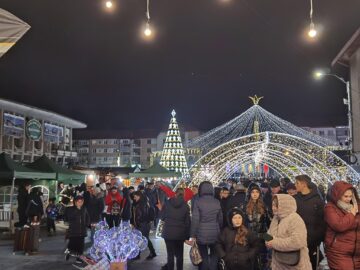 Aprinderea luminilor în bradul din centrul Sucevei, moment de sărbătoare pentru mii de oameni