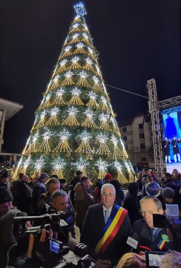 Aprinderea luminilor în bradul din centrul Sucevei, moment de sărbătoare pentru mii de oameni