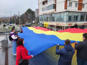 Tinerii din PNL au purtat peste centrul Sucevei un imens Drapel al României pentru a marca Ziua Bucovinei