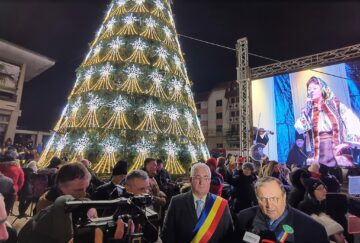Aprinderea luminilor în bradul din centrul Sucevei, moment de sărbătoare pentru mii de oameni