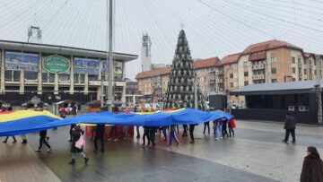 Tinerii din PNL au purtat peste centrul Sucevei un imens Drapel al României pentru a marca Ziua Bucovinei
