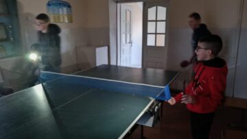 Cum joacă copiii tenis de masă la Școala Oprișeni