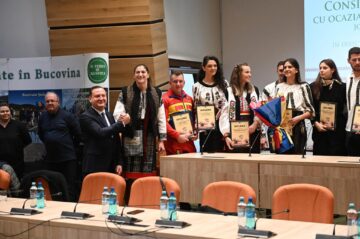 Șase sportivi campioni mondiali și europeni, doi medici și un universitar au primit de Ziua Bucovinei titlul de „Cetățean de Onoare al Județului Suceava”