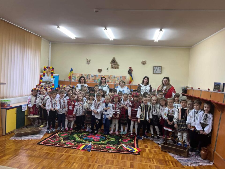 Copiii de la Grădinița cu Program Prelungit ,,Prichindel” au sărbătorit în avans Ziua Națională a României