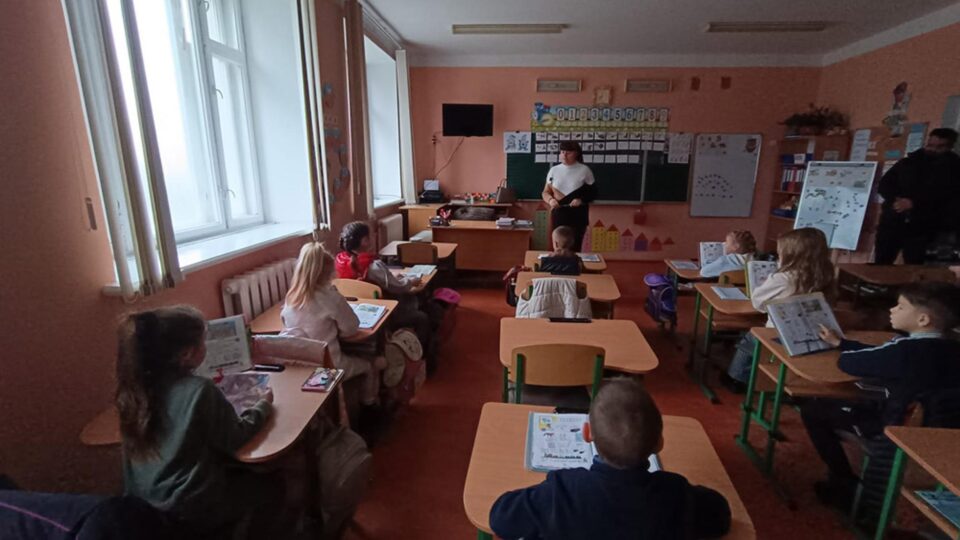 Copii de clasa I la cursuri la Școala Oprișeni