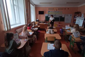 Copii de clasa I la cursuri la Școala Oprișeni