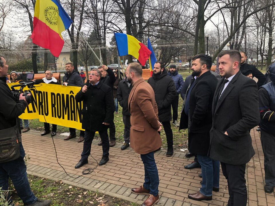 Protest AUR, palid, în fața Primăriei municipiului Rădăuți