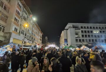 Aprinderea luminilor în bradul din centrul Sucevei, moment de sărbătoare pentru mii de oameni