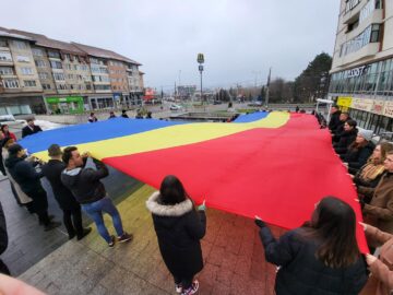 Tinerii din PNL au purtat peste centrul Sucevei un imens Drapel al României pentru a marca Ziua Bucovinei