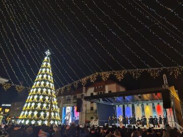 Aprinderea luminilor în bradul din centrul Sucevei, moment de sărbătoare pentru mii de oameni