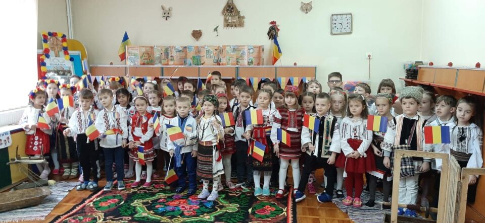 Copiii de la Grădinița cu Program Prelungit ,,Prichindel” au sărbătorit în avans Ziua Națională a României