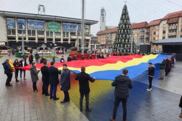Centrul Sucevei a fost acoperit de un imens Drapel al României, într-o acțiune organizată de tinerii liberali suceveni