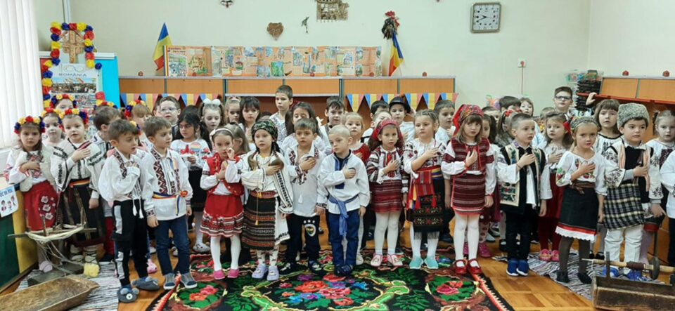 Copiii de la Grădinița cu Program Prelungit ,,Prichindel” au sărbătorit în avans Ziua Națională a României