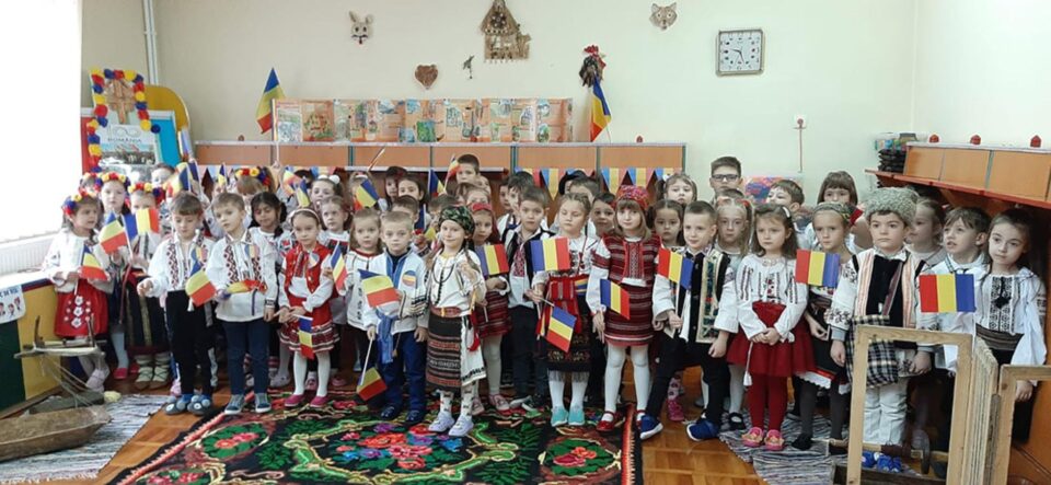 Copiii de la Grădinița cu Program Prelungit ,,Prichindel” au sărbătorit în avans Ziua Națională a României