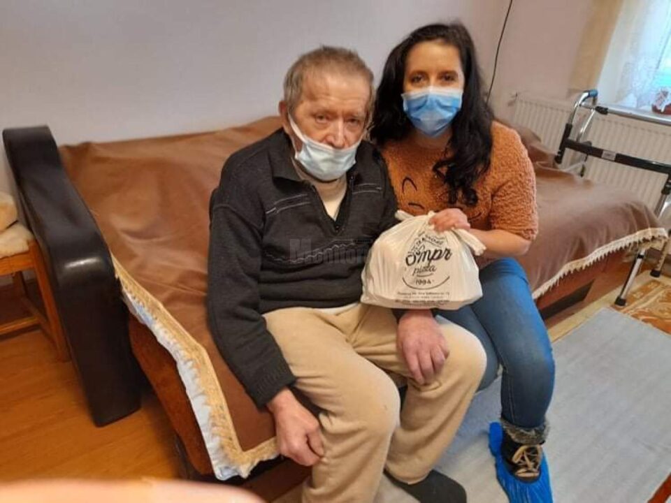 „O masă caldă” oferită persoanelor singure sau neajutorate de către Arhiepiscopia Sucevei și Rădăuților, prin Fundația Anastasie Crimca