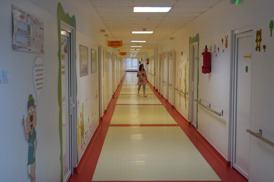 Micul pacient este internat la Spitalul Județean Suceava