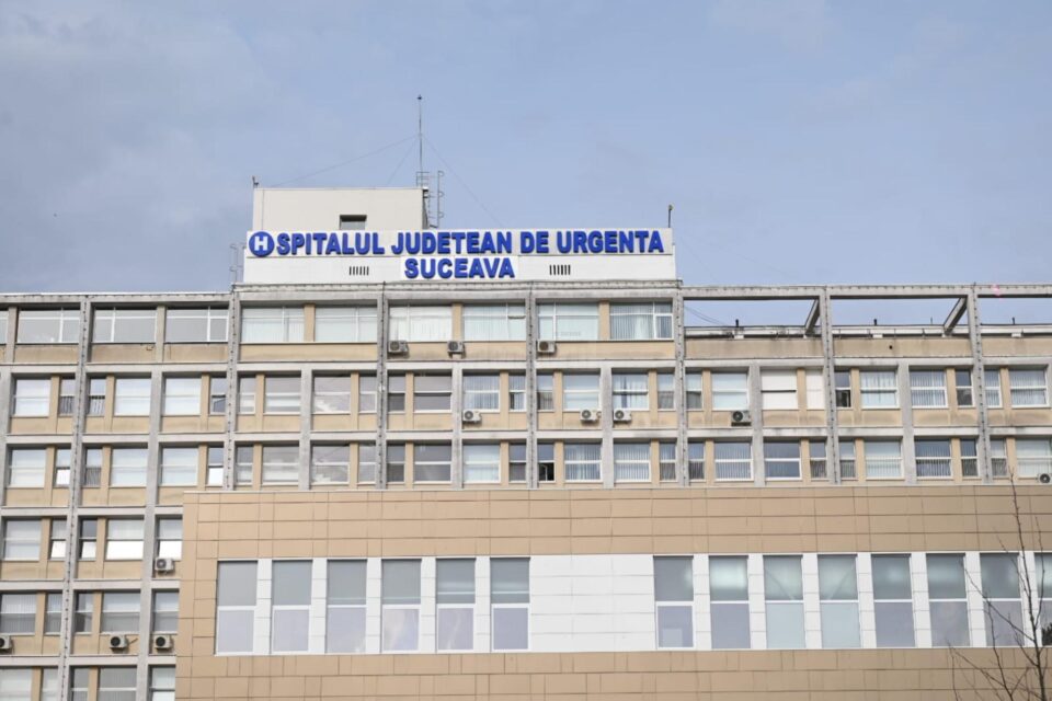 Doi suceveni au ajuns la spital, după ce au căzut de pe casă, respectiv de pe garaj