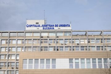 Doi suceveni au ajuns la spital, după ce au căzut de pe casă, respectiv de pe garaj