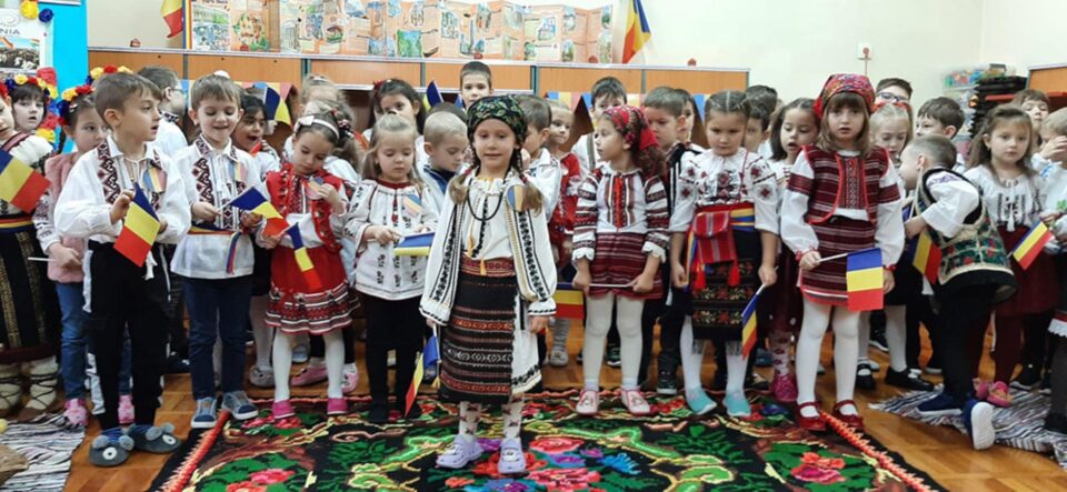 Copiii de la Grădinița cu Program Prelungit ,,Prichindel” au sărbătorit în avans Ziua Națională a României