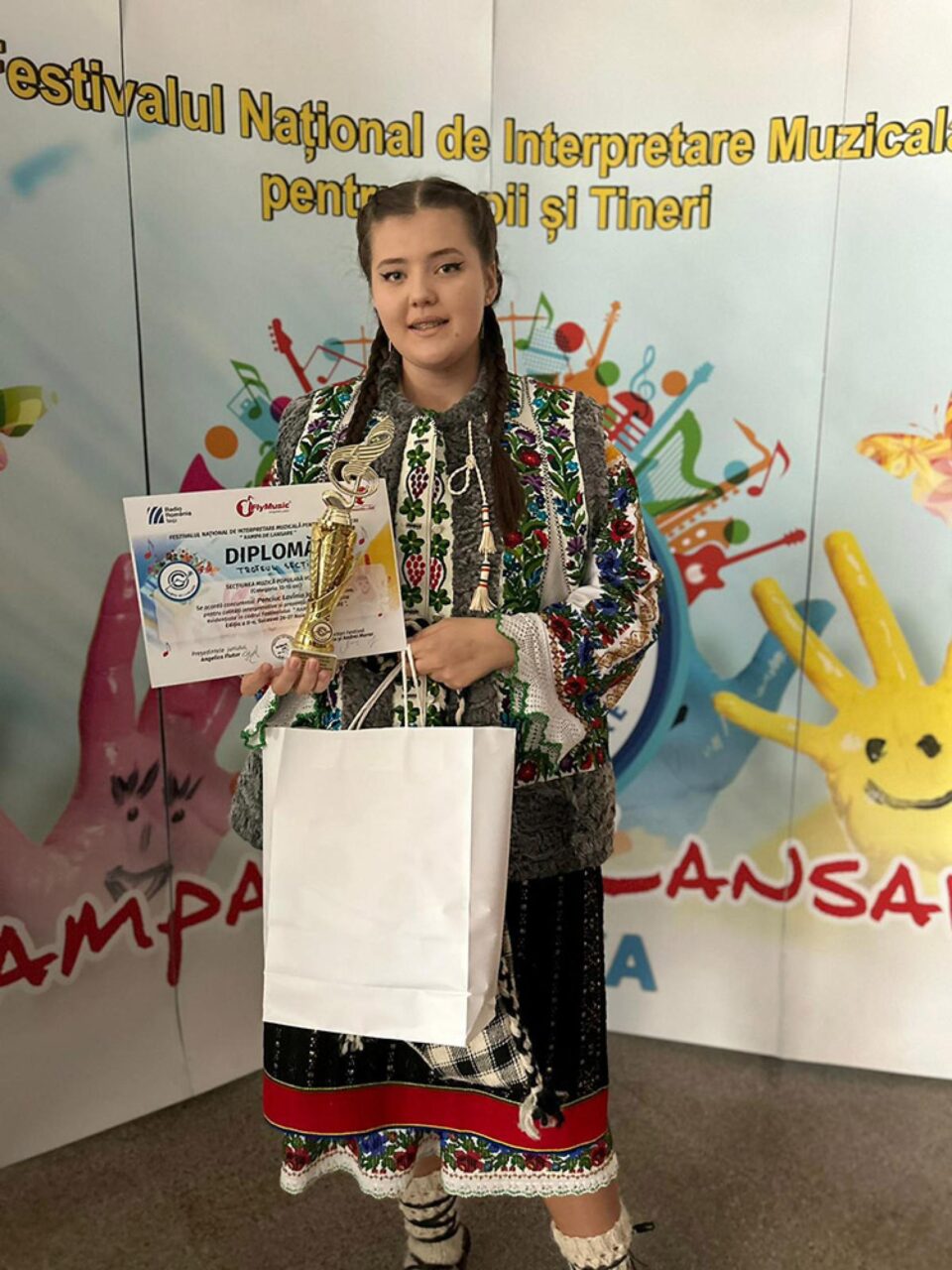 Lavinia Penciuc, câștigătoarea concursului „Rampa de lansare” la secțiunea „Muzică populară” Lavinia Penciuc, câștigătoarea concursului „Rampa de lansare” la secțiunea „Muzică populară”