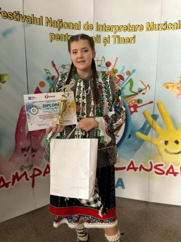 Lavinia Penciuc, câștigătoarea concursului „Rampa de lansare” la secțiunea „Muzică populară”