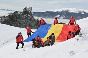 Niculai Barbă alături de echipa Salvamont care a arborat Drapelul Național pe vârful Rarău