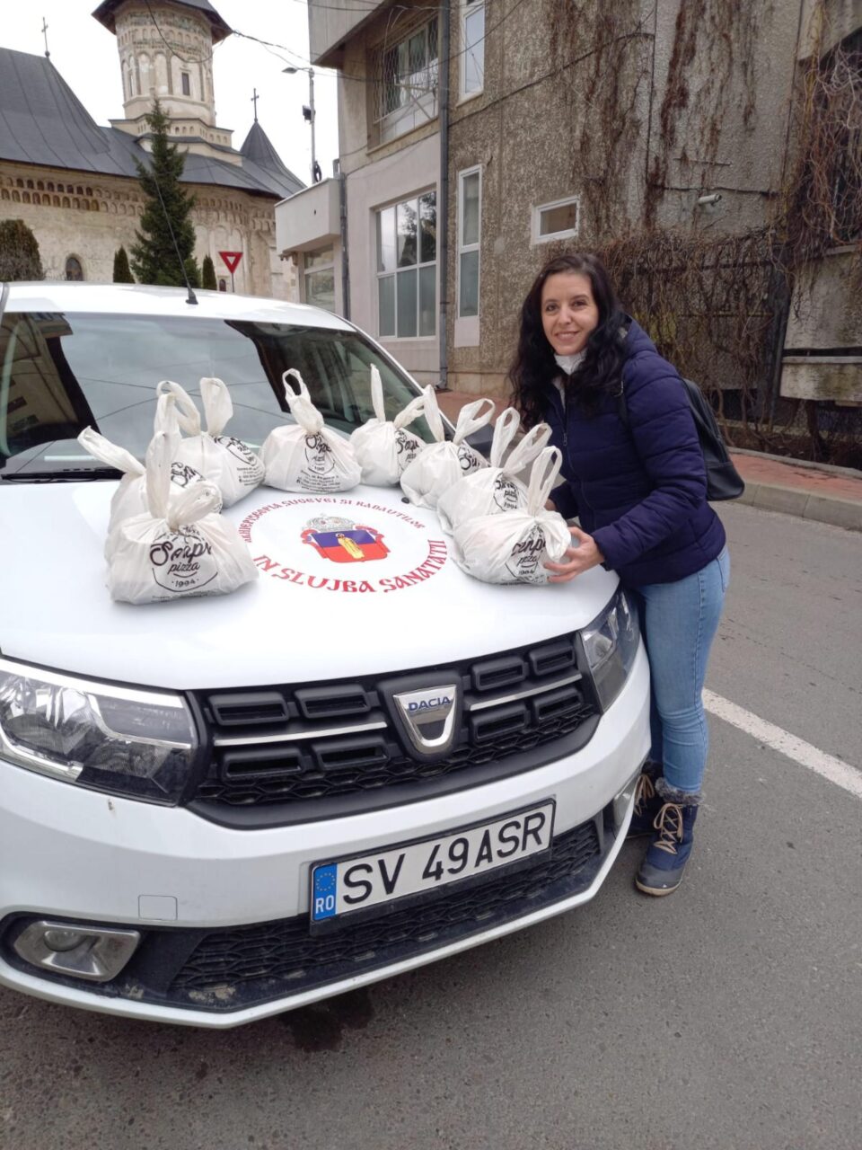 „O masă caldă” oferită persoanelor singure sau neajutorate de către Arhiepiscopia Sucevei și Rădăuților, prin Fundația Anastasie Crimca