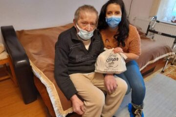 „O masă caldă” oferită persoanelor singure sau neajutorate de către Arhiepiscopia Sucevei și Rădăuților, prin Fundația Anastasie Crimca