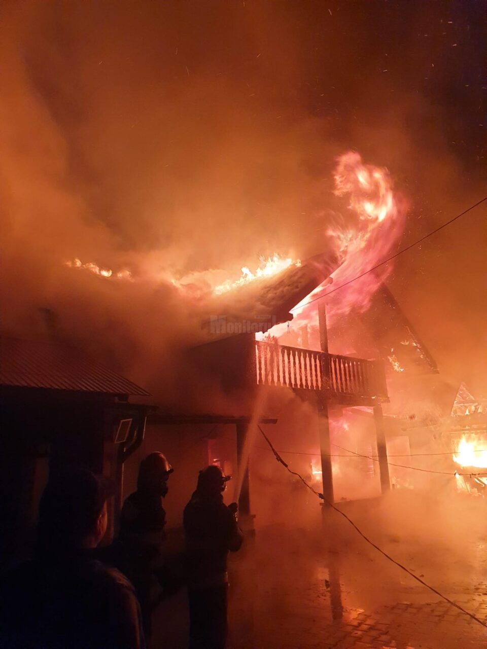 Casă mistuită de flăcări, la Stulpicani
