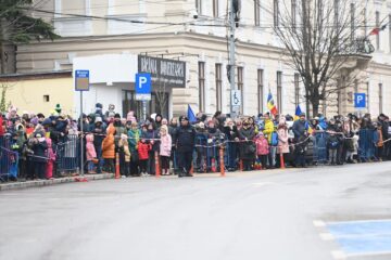Suceveni care asistă la ceremonia de Ziua Națională