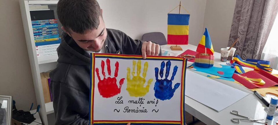 O expoziție dedicată Zilei Internaționale a Persoanelor cu Dizabilități, luni, la Iulius Mall Suceava