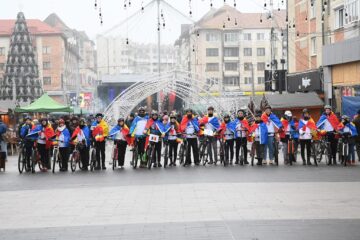 Ciclisti cu drapelul