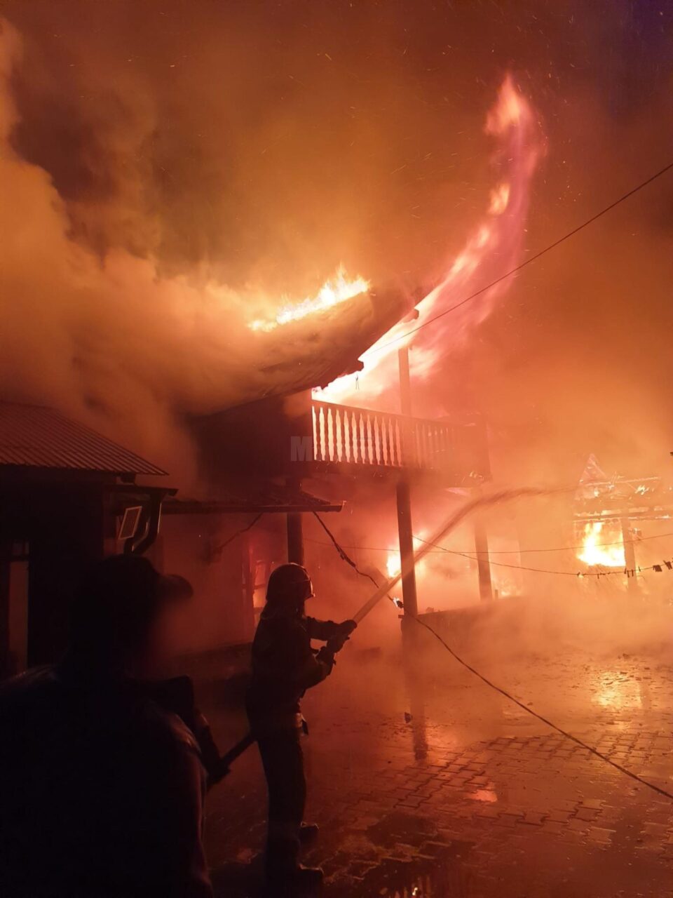 O familie cu 4 copii a rămas fără un acoperiș deasupra capului în urma unui devastator incendiu O familie cu 4 copii a rămas fără un acoperiș deasupra capului în urma unui devastator incendiu