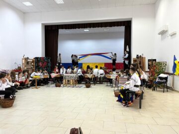Șezătoare ca odinioară, cu elevii și profesorii școlii din Zamostea
