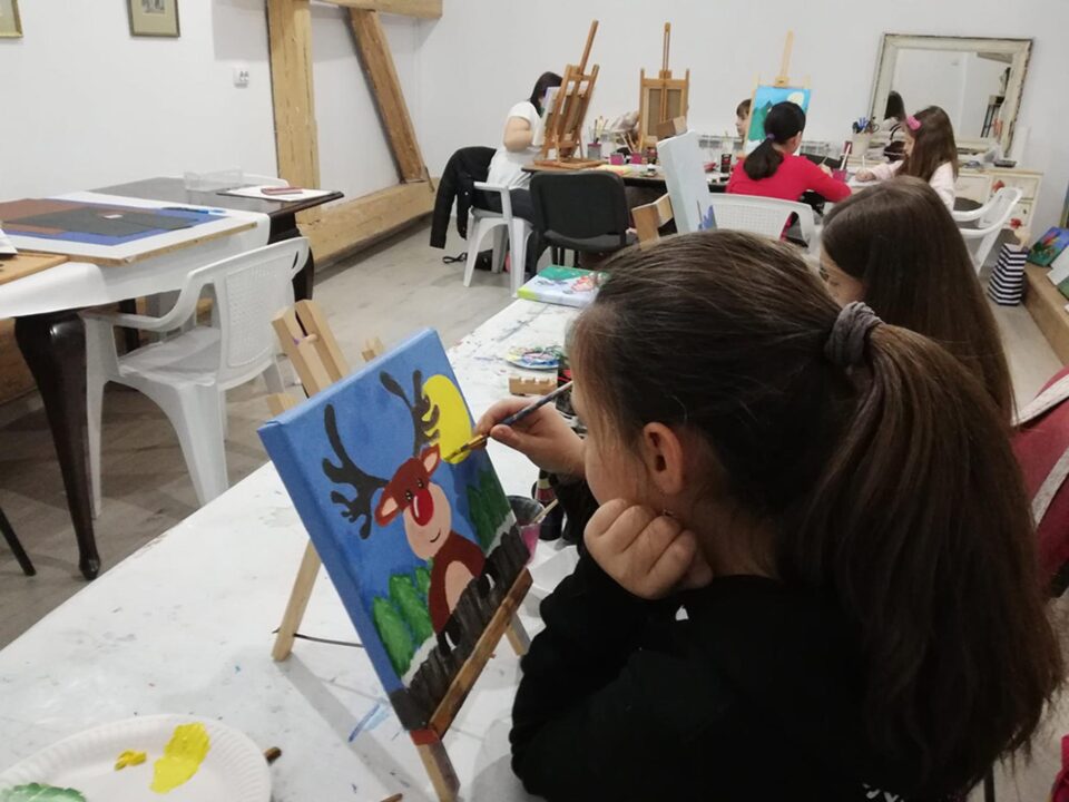 „Iarnă de poveste”, expoziție de pictură, grafică și modelaj, la Galeria de artă „Zamca”